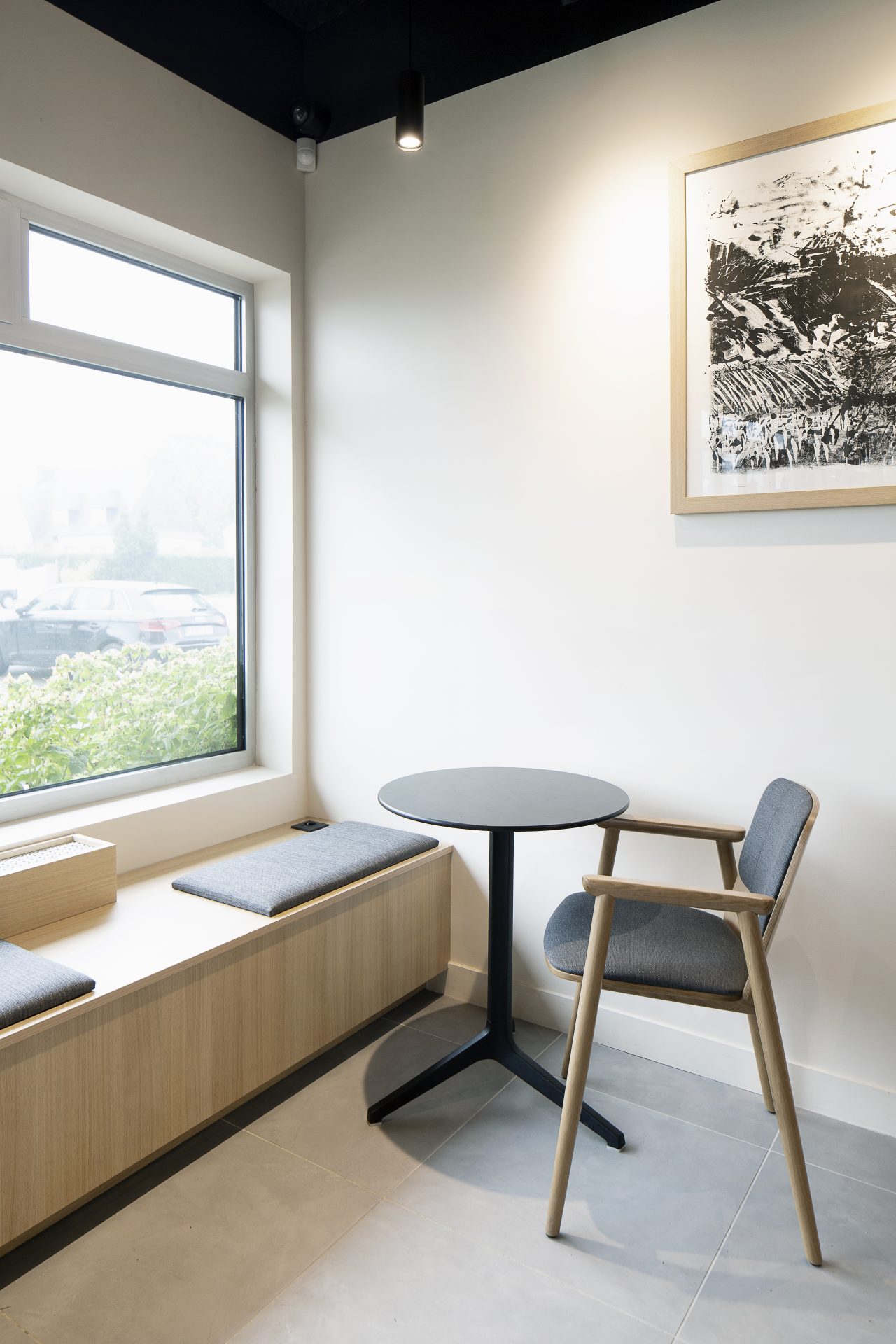 Rénovation pour un commerce Cave Agencement et rangement pour bouteille Présentoir sur mesure Délimitation de l'espace au sol par différents carrelages Plafond peint en noir pour dissimuler les luminaires et faire ressortir les meubles de présentation et les bouteilles meubles de présentation de l épicerie fine claustra bois pour délimiter espace repas banquette en bois sur mesure