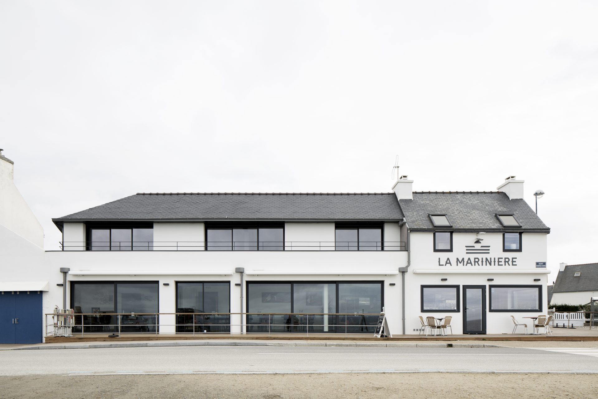Rénovation et extension pour un restaurant et des logements avec coursives au dessus du restaurant pour respecter gabarit offrant terrasse vue sur mer pour les logements Grandes baies vitrées
