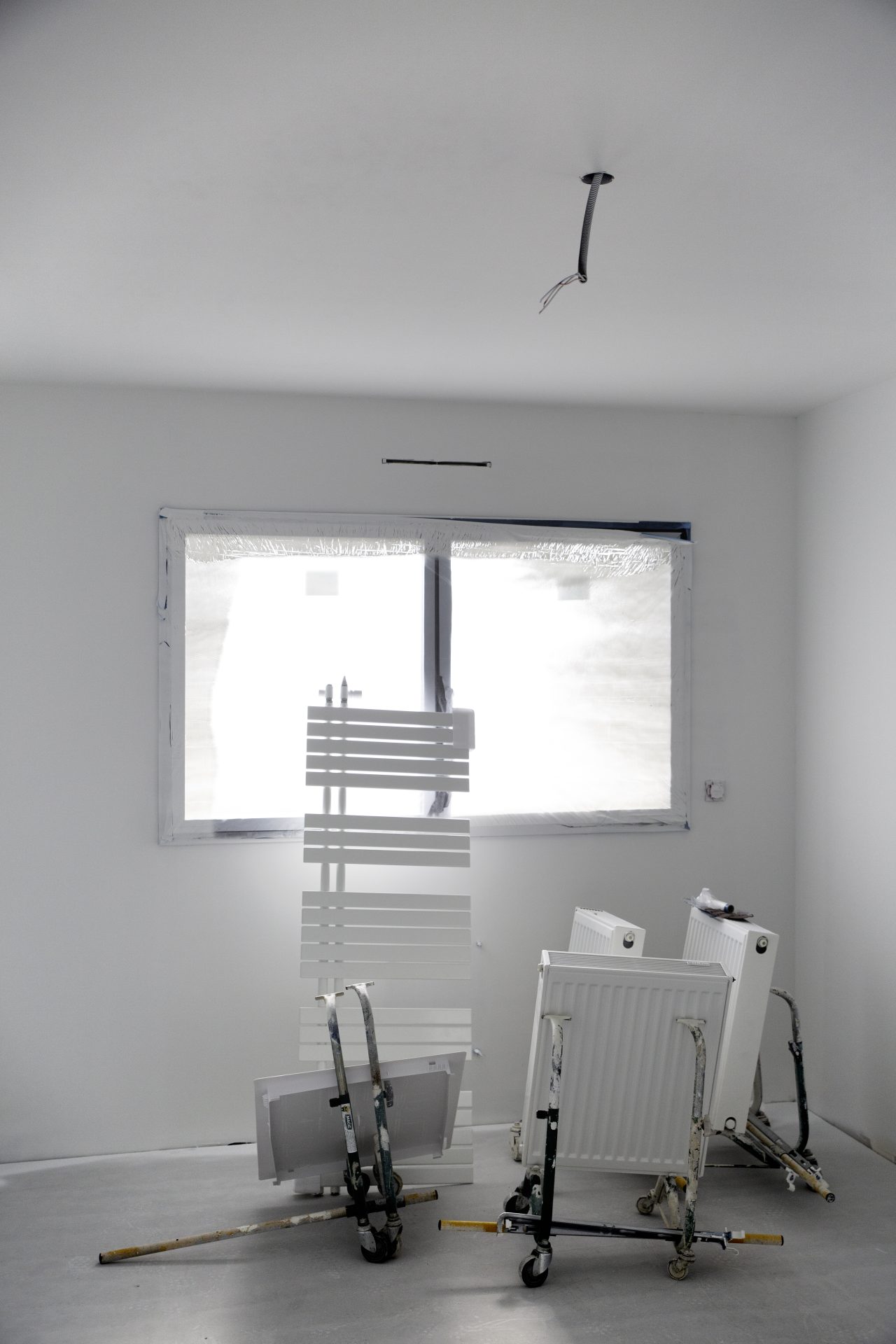 Création d’une maison individuelle et d’un garage Radiateurs entreposées pour mise en peinture