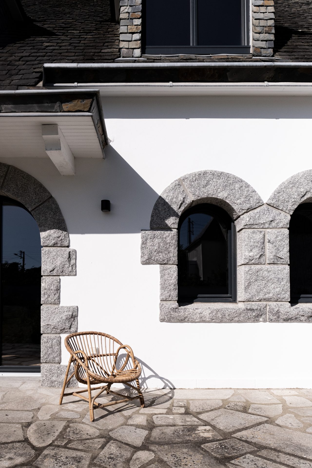 Rénovation d'une maison à Concarneau Conservation des encadrements granit et fenêtres en arrondis