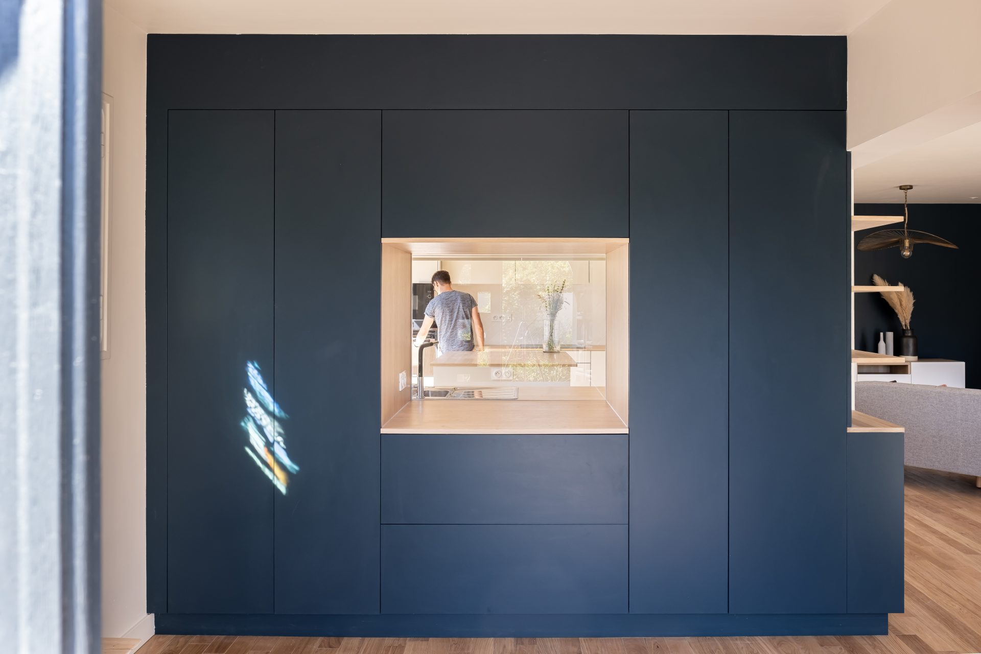 Rénovation d'une maison à Concarneau. Création d'un meuble d'entrée faisant le lien avec la cuisine. Double rangement de part et d'autre avec vitrage pour apercevoir la pièce de l'autre coté.